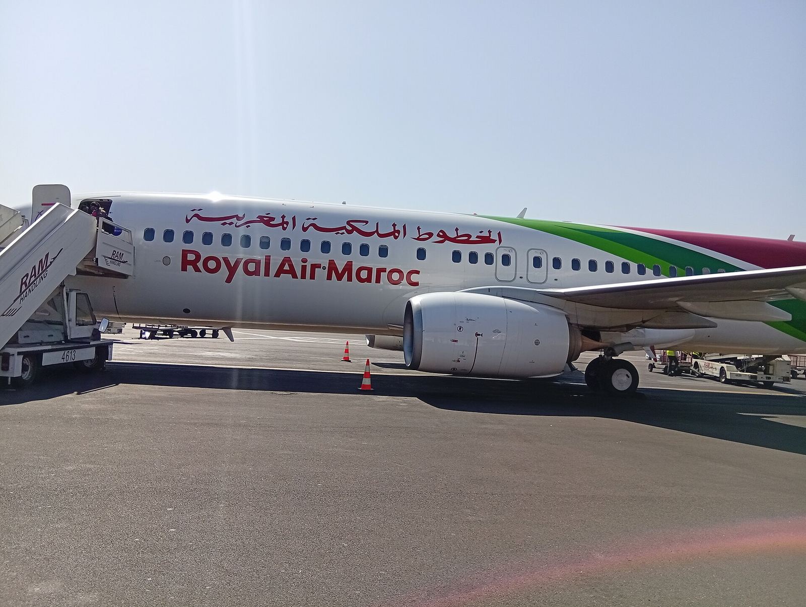 Un Boeing 737 Royal Air Maroc au sol, passerelle d'embarquement accostée