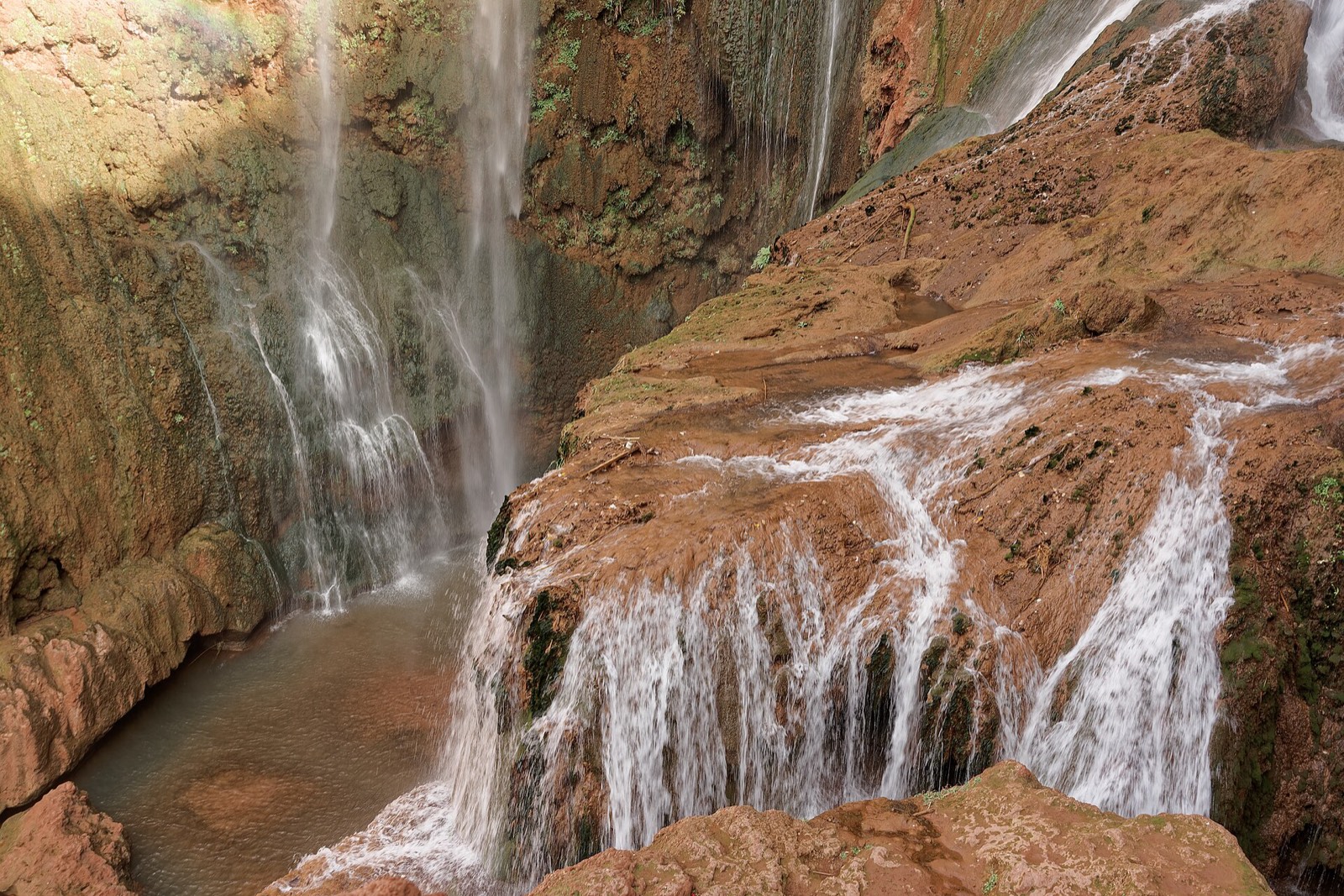 Les paliers ocre des cascades d'Ouzoud