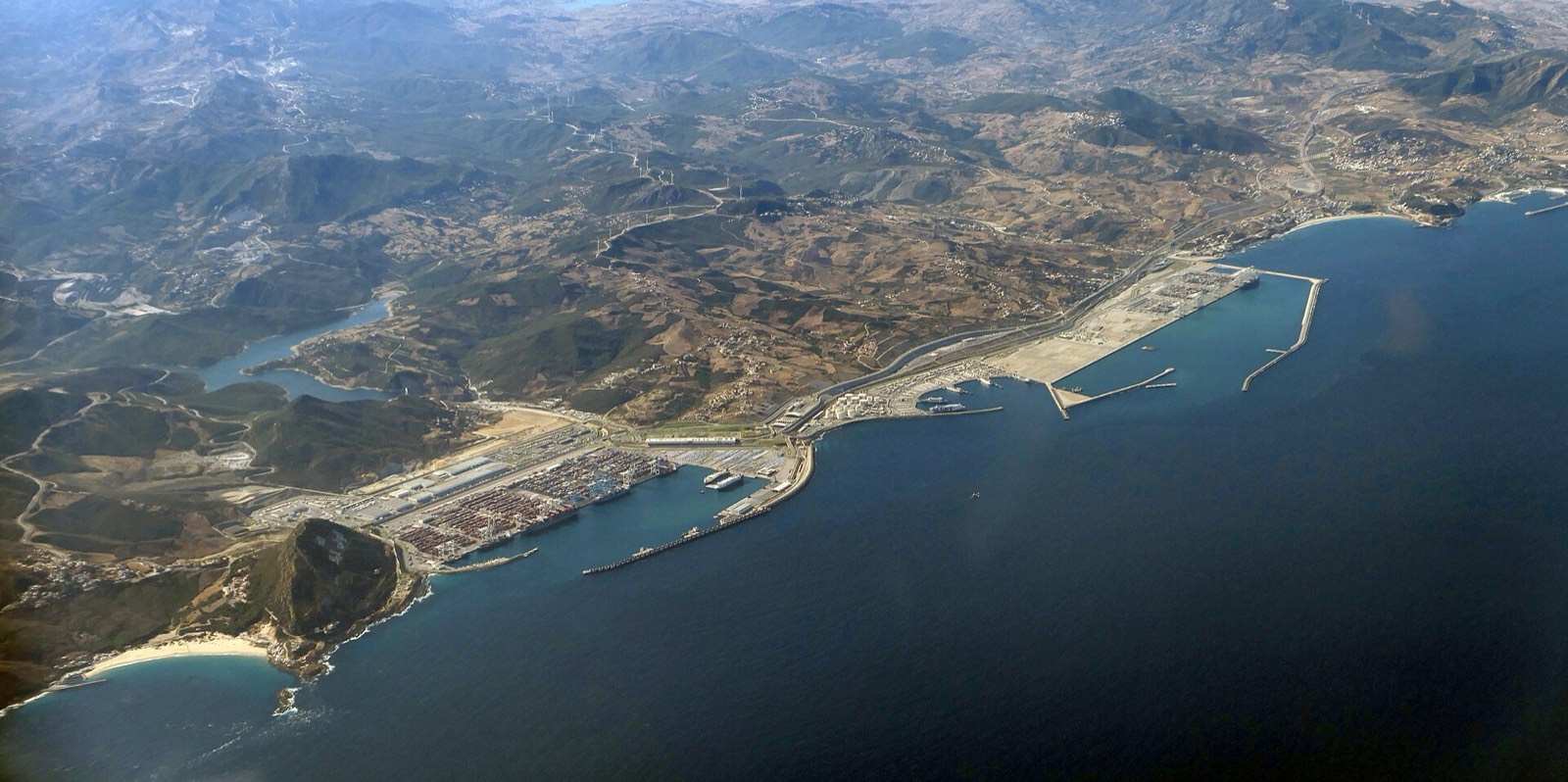 Vue aérienne du port de Tanger Med sur le détroit de Gibraltar