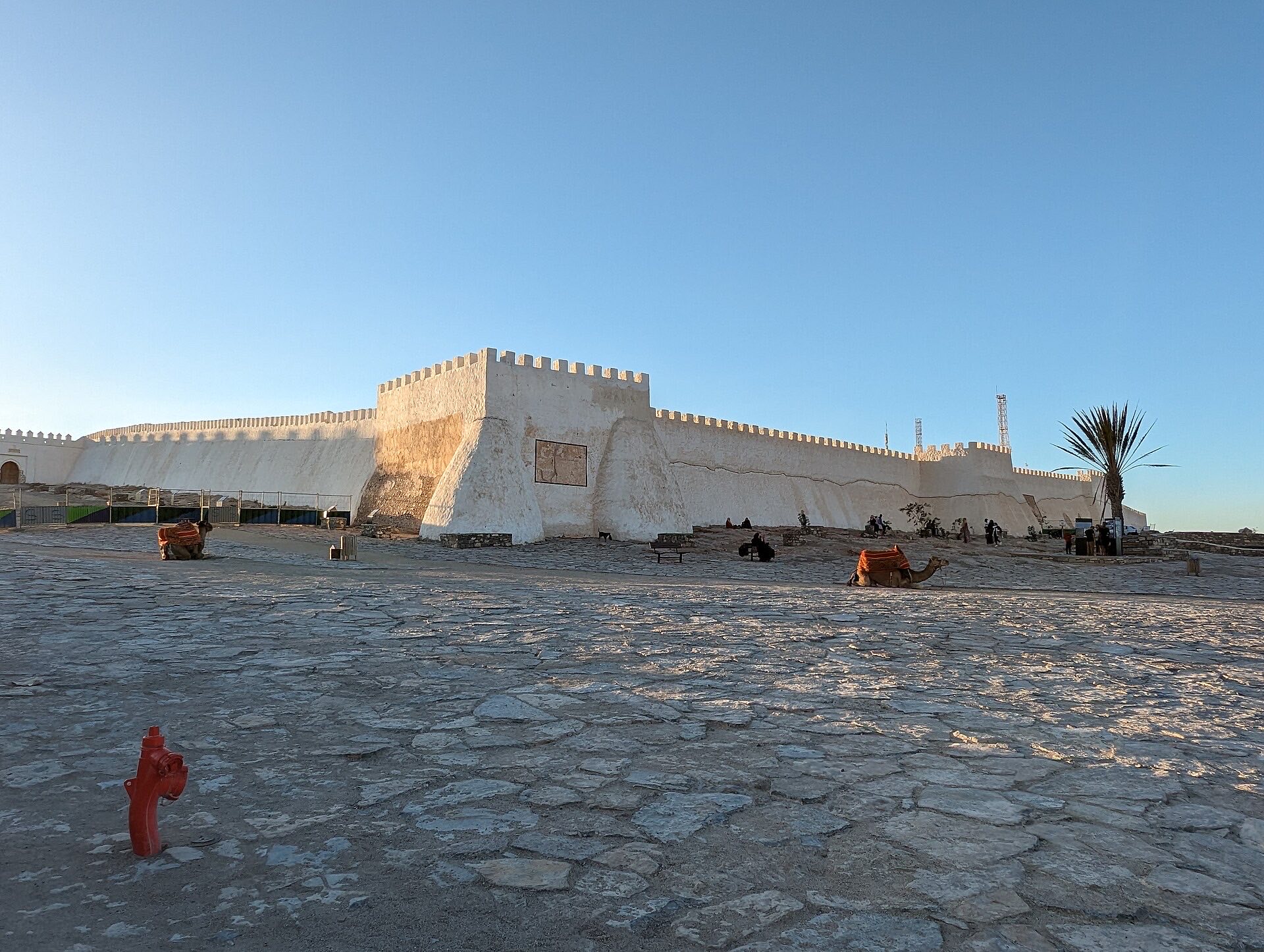 Les remparts restaurés de la kasbah d'Agadir Oufella au soleil couchant