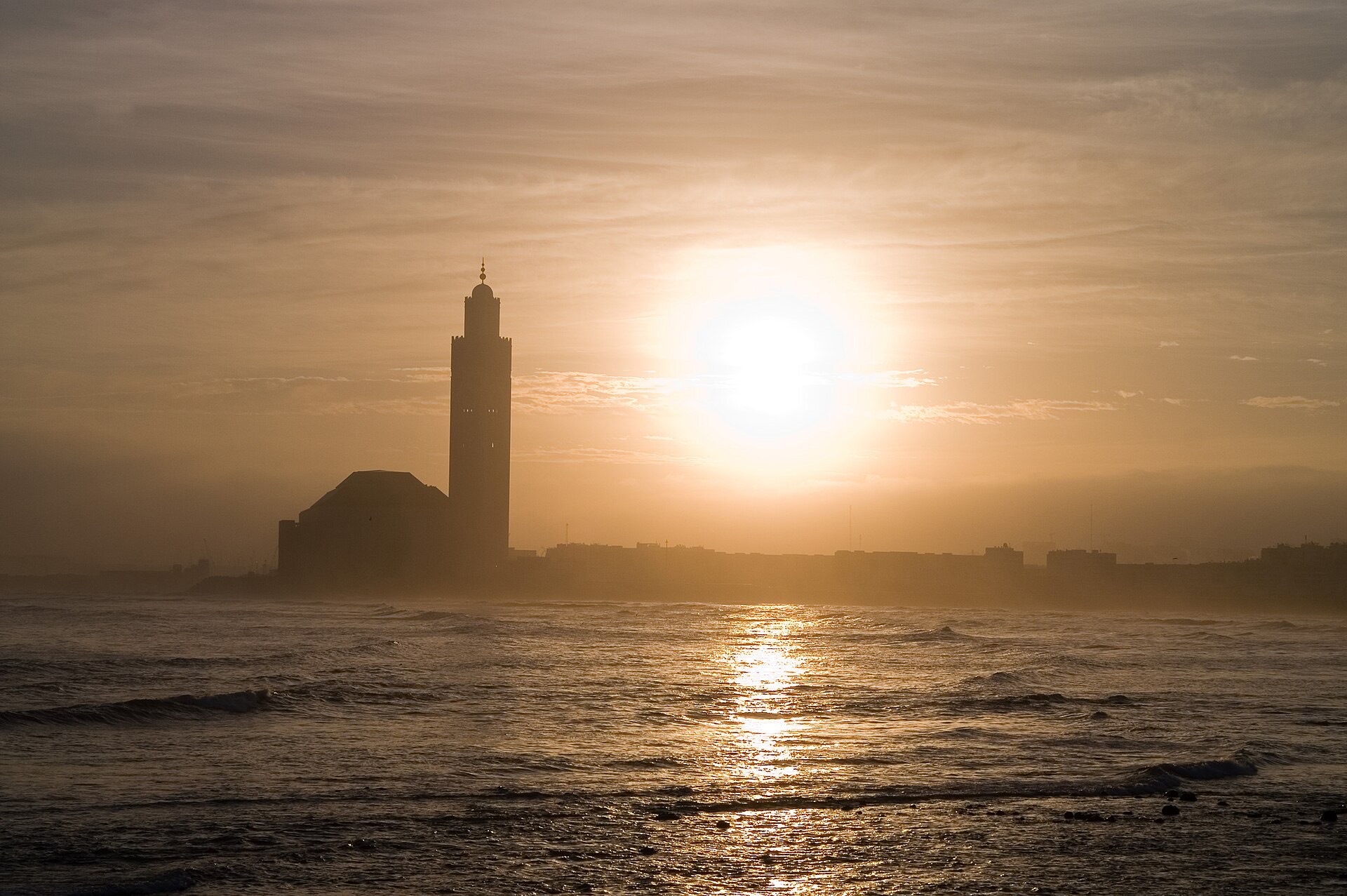 La mosquée Hassan II au coucher du soleil, vue depuis la corniche de Casablanca