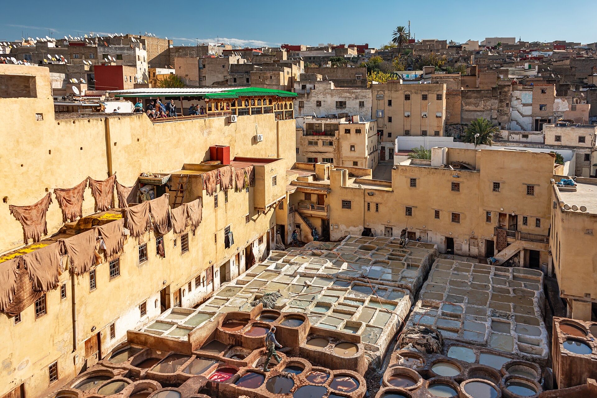 Les fosses de la tannerie Chouara et les toits de Fès el-Bali